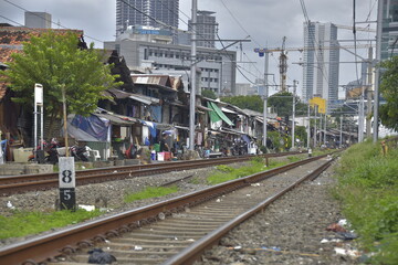 Obraz premium Railway tracks in a slum in Jakarta, December 14, 2024