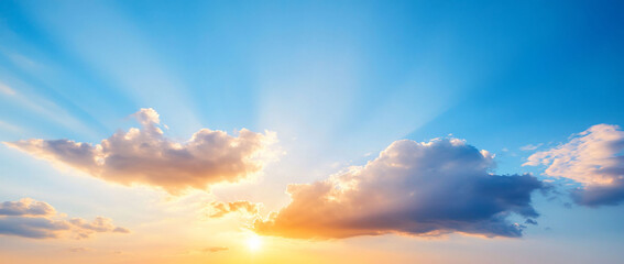 Obraz premium Serene sunrise with rays illuminating the clouds and sky.