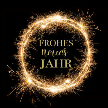 Frohes neues Jahr, Silvester, Party, Neujahr quadratische Gru&szlig;karte, Karte mit deutschem Text - Jahreszahl 2025 aus Wunderkerzen schrift Feuerwerk Rahmen, isoliert auf schwarzem Hintergrund