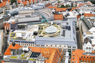 Leipzig, Blick von oben auf die Stadt über die Dächer der Einkaufspassagen hin zum Petersbogen