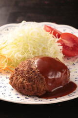 皿盛りや鉄板で焼いたジューシーで美味しそうなハンバーグ