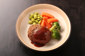 皿盛りや鉄板で焼いたジューシーで美味しそうなハンバーグ