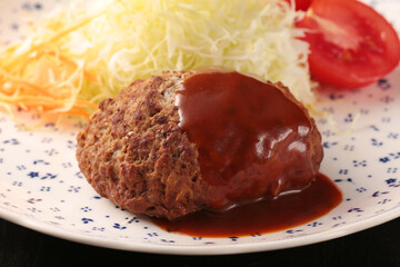皿盛りや鉄板で焼いたジューシーで美味しそうなハンバーグ
