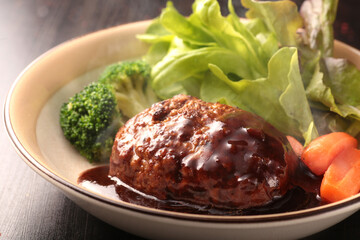 皿盛りや鉄板で焼いたジューシーで美味しそうなハンバーグ