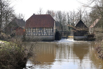 Blick auf den Fluss Ems im Schlosspark von Rheda-Wiedenbrück