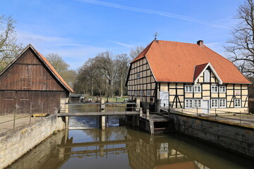 Blick auf den Fluss Ems im Schlosspark von Rheda-Wiedenbrück