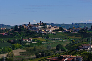 Il paese di Neive nelle Langhe, visto da Barbaresco in provincia di Cuneo, Piemonte, Italia.