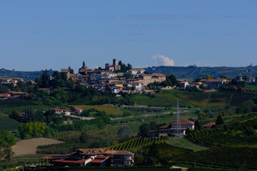 Il paese di Neive nelle Langhe, visto da Barbaresco in provincia di Cuneo, Piemonte, Italia.