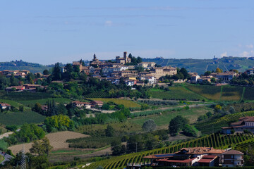 Il paese di Neive nelle Langhe, visto da Barbaresco in provincia di Cuneo, Piemonte, Italia.