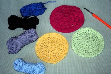 Eine hübsche Geschenkidee: Untersetzer in bunten Farben selbst häkeln. Reine Baumwolle, waschbar.