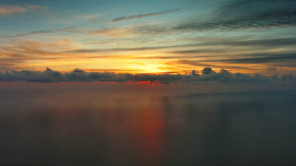 Obraz premium Sea surface and beautiful sunset