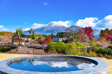 静岡県富士宮市白糸の滝　芝生広場から見た紅葉と富士山