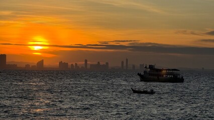 Fototapeta premium Sunset over the sea at Pattaya, Thailand