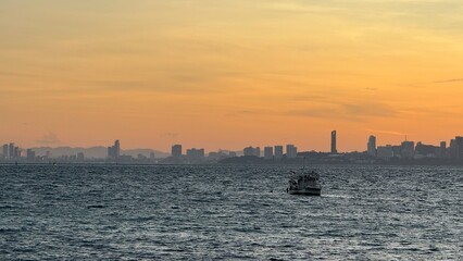 Obraz premium Sunrise over the sea at Pattaya, Thailand