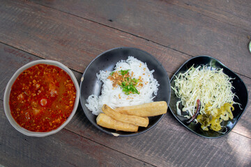 Authentic Thai Cuisine: Rice Noodles with Spicy Pork Sauce and Fresh Vegetables