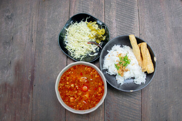 Authentic Thai Cuisine: Rice Noodles with Spicy Pork Sauce and Fresh Vegetables