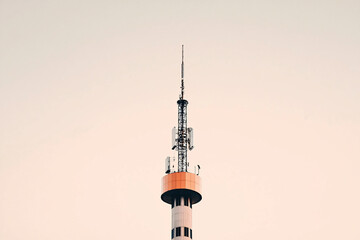 Obraz premium towering telecommunication antenna
