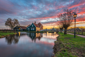 Obraz premium Zaanse Schans im Sonnenaufgang