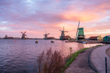 Naklejka premium Zaanse Schans im Sonnenaufgang