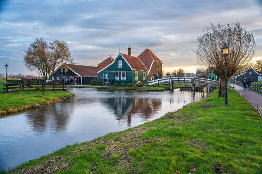 Zaanse Schans im Sonnenaufgang