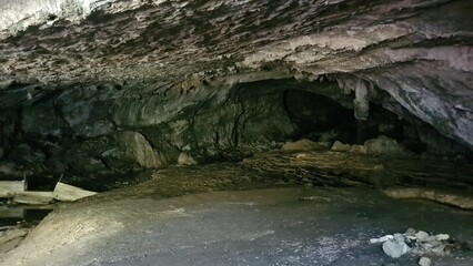 L'intérieur de la grotte des Eaux-Chaudes (Béarn)