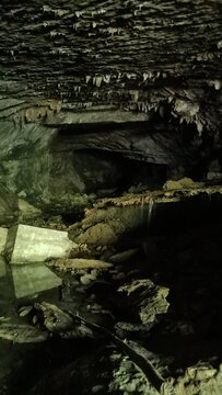 L'int&eacute;rieur de la grotte des Eaux-Chaudes (B&eacute;arn)