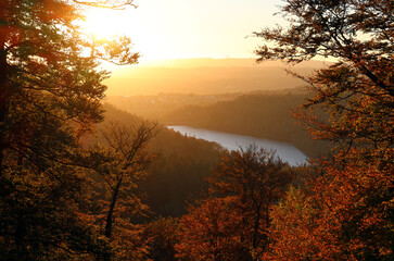 Der Stausee Nonnweiler während des Sonnenuntergangs in malerischer Natur im Herbst im Nationalpark...