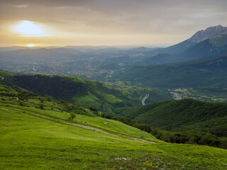 Fototapeta premium La montagna del Gran Sasso in Abruzzo. un paesaggio all'alba. una meravigliosa vista aerea