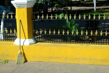 Vassoura em praça cidade colorida