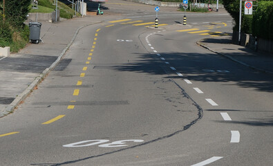 Tempo 30 Zone mit Veloweg in der Stadt Zürich. Die Schauenbergstrasse in Zürich Affoltern