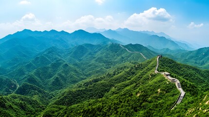 Naklejka premium Majestic Great Wall winds through lush green mountains