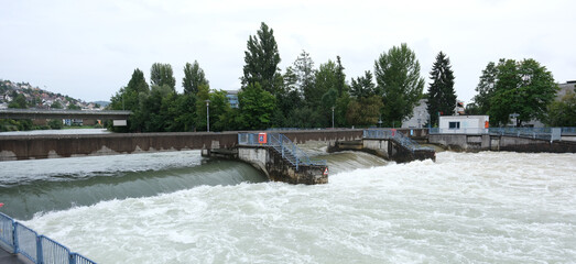 Hochwasser am Hönggerwehr in Zürich Höngg. Der Fluss Limmat nach starkem Regen in der Schweiz.