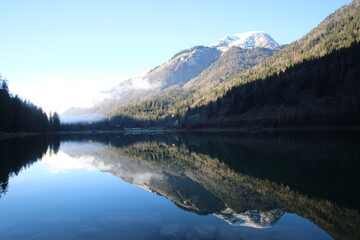 Lac Montriond de montagne en Haute-Savoie, France