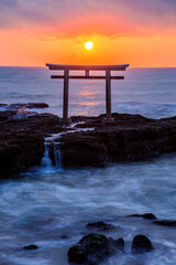秋の神磯の鳥居と日の出　干潮時　茨城県大洗町　Autumn Kamiiso-no-torii and sunrise. At low tide. Ibaraki Pref, Oarai Town.