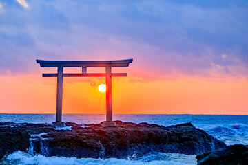 秋の神磯の鳥居と日の出　干潮時　茨城県大洗町　Autumn Kamiiso-no-torii and...