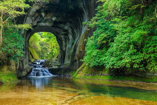 秋の亀岩の洞窟　千葉県君津市　Kameiwa Cave in Autumn. Chiba Pref, Kimitsu City.
