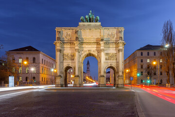 Obraz premium The illuminated Siegestor (Victory Gate) in Munich, Germany, photographed at night.