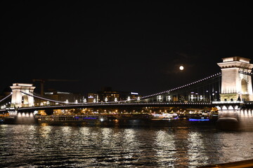 Fototapeta premium Widok nocą na Most Łańcuchowy (most Széchenyiego) w Budapeszcie, nad rzeką Dunaj. 
