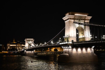 Widok nocą na most Łańcuchowy w Budapeszcie. © marekkbisq