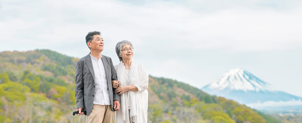 スーツケースを持って旅行する高齢者夫婦（シニアライフ・アクティブシニア）  © buritora