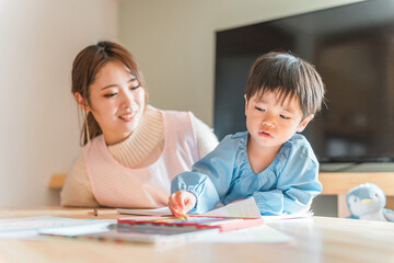 お絵描きする保育園・幼稚園・託児所・保育所で働く保育士・保母さん・ベビーシッター
