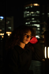 夜景を背景に若い女性のポートレート