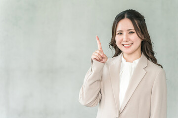 スーツを着た若いアジア人ビジネスウーマン・女性
