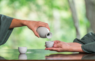 浴衣姿でお酌する男女の手元
