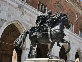  Horse statue in bronze in 
