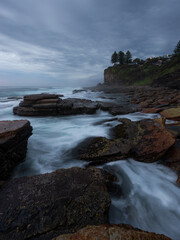Obraz premium Cloudy morning along Avalon Beach coastline, Sydney, Australia.