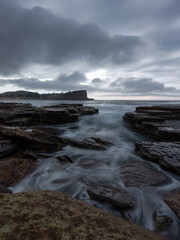 Obraz premium Rocky shore of Avalon Beach in cloudy morning, Sydney, Australia.