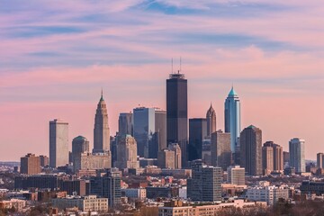 Obraz premium Stunning Panoramic View of Tall Buildings in a Bright City Skyline Under a Pastel Sky