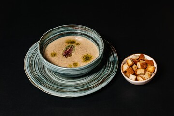 Cheese cream soup with crackers