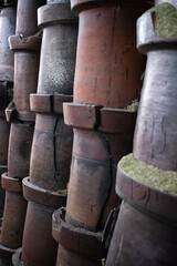 古い焼き物が埋め込まれた美しい壁